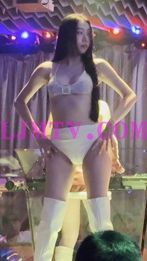 闪钻吊带裹胸白色高腰裤过膝乳白皮靴热舞少女-4K视频