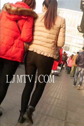 街拍客精选紧身裤热裤全集视频701-800-紧致丰满身材美腿少妇过天桥，很诱人！