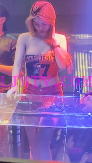 夜店黄发打碟小姐姐裹胸好身材热裤大长腿-4K视频