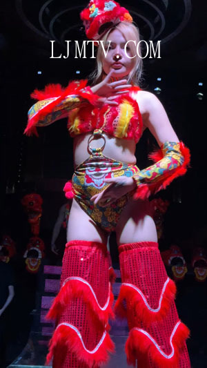 黄毛小妹毛绒奶罩高叉三角裤红色裤腿骚舞