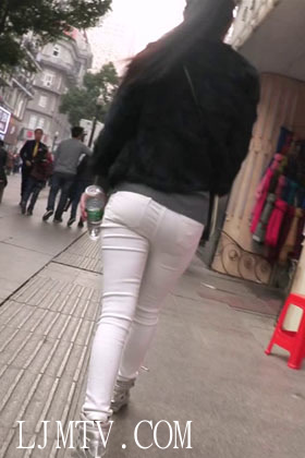街拍客精选紧身裤热裤全集视频701-800-三个各有风韵的白色紧身裤美女