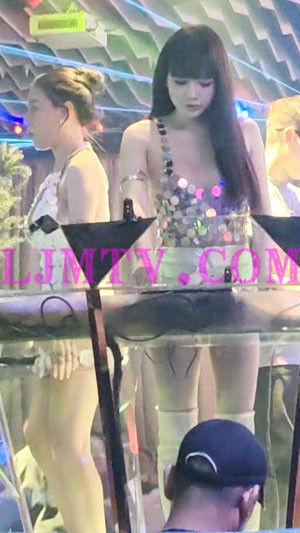 刘海黄发气质小妹闪光贴片吊带衫银色超短裙女dj-4K视频
