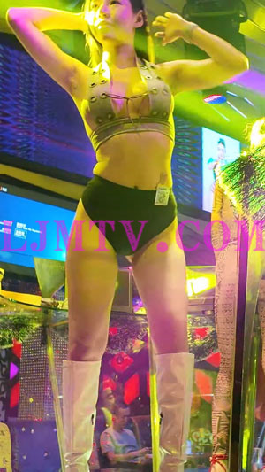 舞台中排扣裹胸露沟的黑色高腰裤白皮靴艳舞女郎-4K视频