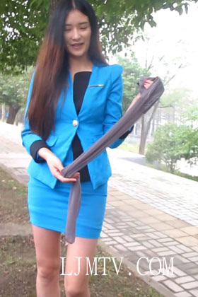 大忽悠买丝袜2013.11.17清纯长腿美女分别穿空姐装和制服白领装在商场和户外展示丝袜长腿并脱下原味丝袜脱丝袜动作太诱惑了1 (10)(New1)