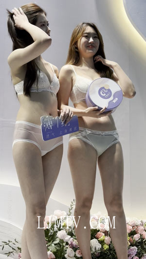 深圳SIUF内衣展巴蕾宠儿美腿光腿凉高跟蕾丝内衣两美女-11