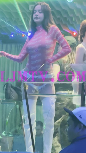 粉红上衣的白色热裤过膝修长美腿乳白长筒靴傲娇小妹-4K视频