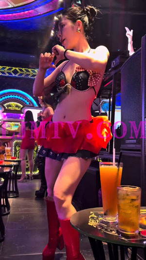 台下穿着比基尼热舞的红靴子牛仔裙女孩-4K视频