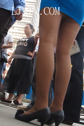 大忽悠买丝袜10.10【忽悠】问修长腿包臀蓝裙咖啡丝骚妇买丝袜摸丝袜腿
