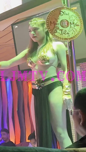 胸部丰满金色反光奶罩黑色兜裆布的钢管舞女-4K视频