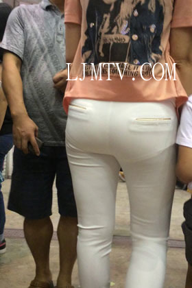 小龙大师精品街拍系列合集-超长时间跟拍白裤清晰内痕-02