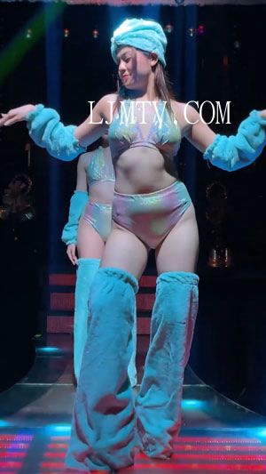头戴印度帽子的珠光裹胸珠光高腰裤的毛绒裤腿美女