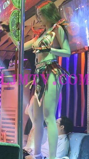 cosplay游戏中角色的白皙美腿露出乳沟的长发美女-4K视频