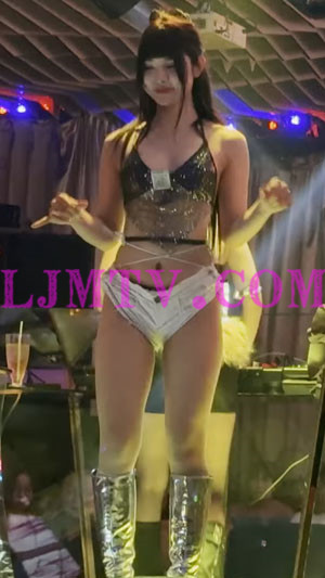 白色热舞的齐刘海吊带衫热舞美女-4K视频