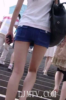 街拍客极品热裤精选120部R67满街男人都使劲看的身材