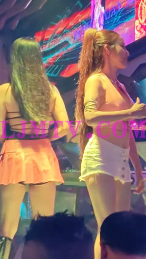 舞台上中两个性感服装的大长腿打碟女dj-4K视频