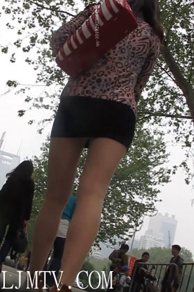 大忽悠街拍2013.1.12【忽悠CD】忽悠丰满包臀肉丝骚妇摸丝袜大腿检验丝袜质量和骚妇裙子太短PG都露出了