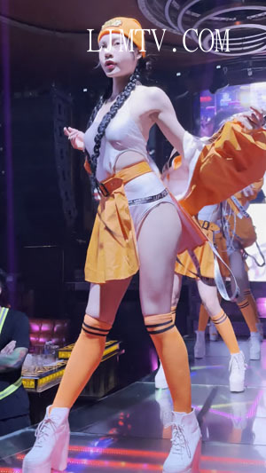 白色与橙色搭配的光腿足球袜青春活力女孩