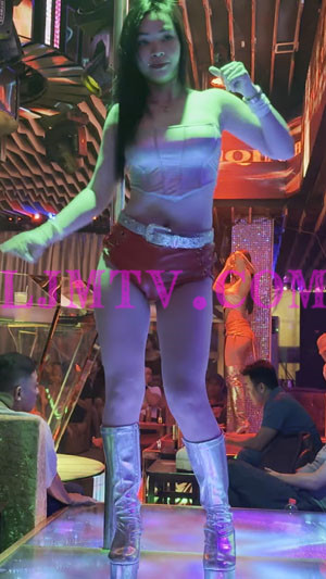 体态丰满的红色皮质高腰裤银靴跳舞的舞女-4K视频