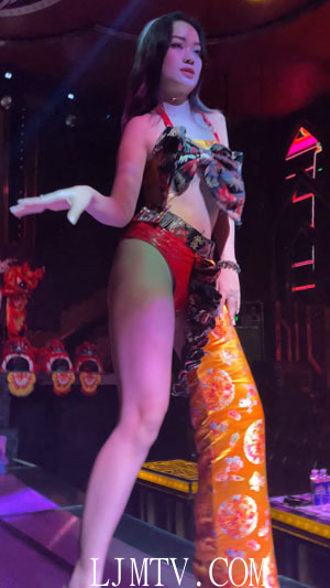 卷发迷离颜色的少妇红色吊带漆皮三角裤光腿热辣舞