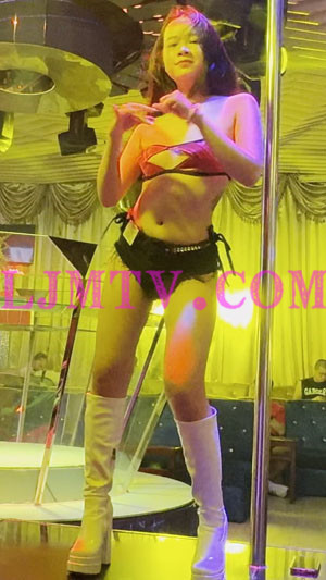 红色裹胸黑色热裤的白皮靴艳舞女郎-4K视频