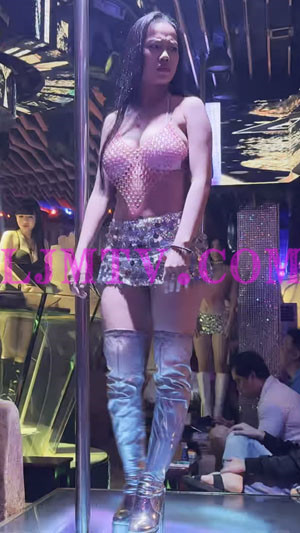 眉头紧皱全身亮闪闪的吊脖超短裙银色过膝靴舞娘-4K视频