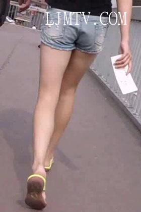 街拍客极品热裤精选120部R73男友很温柔，因为晚上就靠这个美妞的臀部来解决了