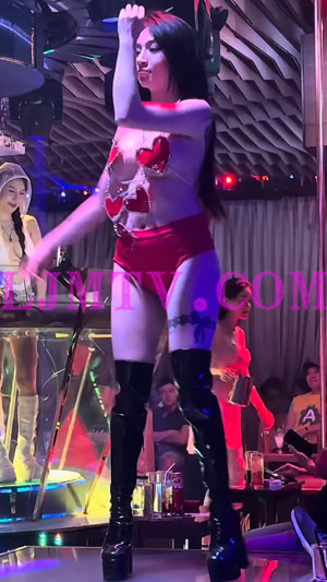腿部纹身的黑色漆皮过膝长靴的红色高腰裤修长美腿的妹妹-2K视频