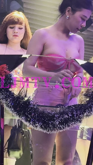粉红色破洞裹胸勒出事业沟的短裙女dj-4K视频