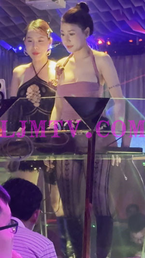 两个性感打碟美女吊带蕾丝镂空裹胸条纹黑丝袜真诱人-4K视频