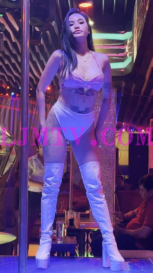夜店款丰唇卷发女人粉红吊带奶罩腹部纹身高腰裤过膝白皮靴钢管舞-4K视频