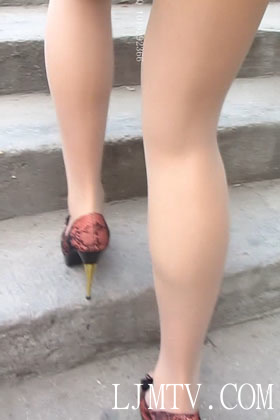 大忽悠2014.5.7-【175CM极品女神丝袜原味续集第6季III】极品制服女神丝袜在电玩城玩电玩在门后面换穿丝袜和学生MM穿蓝色制校园展示丝袜脚2014.5.7-190XI1 (6)(New1)