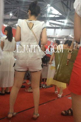 小龙大师精品街拍系列合集-红色热裤小少妇-03