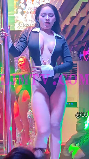 唇红齿白的露出事业线连体泳装丁字裤美腿钢管舞娘-4K视频