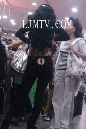街拍客视频珍藏版丝袜美女专辑-服装店里的女人真豪放3