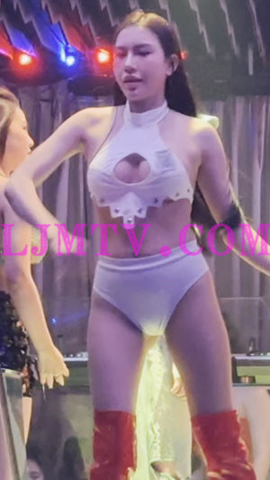 白色挂脖裹胸白色三角裤美腿红色皮靴热舞妹子-4K视频