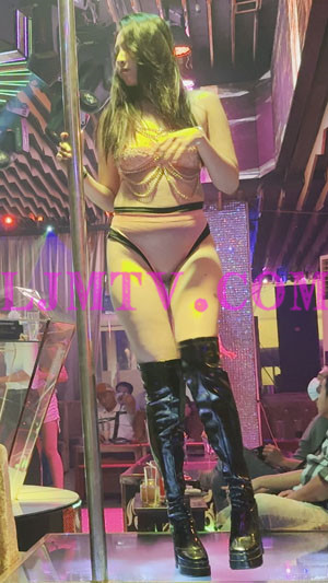 穿的珠光宝气闪钻吊穗奶罩的卷发美女过膝黑色乳胶靴钢管舞-4K视频