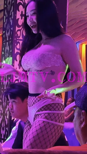 胸部超大腹部纹身的白色蕾丝裹胸的黑色渔网袜赚小费美女-4K视频