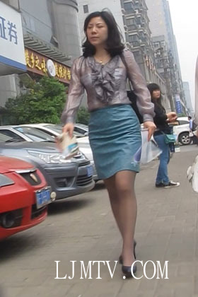 东厂街拍大忽悠买丝袜强袭抄底2013年4月-3