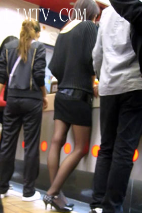 街拍客视频珍藏版丝袜美女专辑-KFC极品黑丝翘臀2
