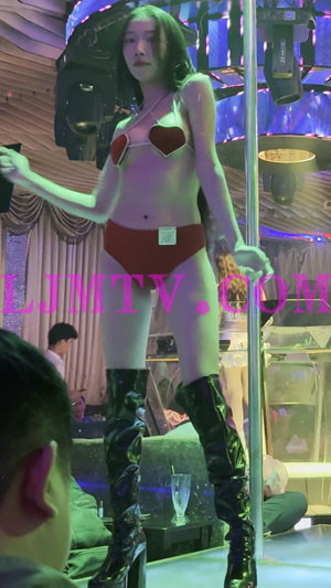 年轻长发女孩爱心奶罩红色高腰裤细长美腿黑皮靴诱惑-4K视频