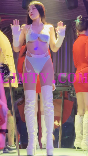 超长美腿的气质熟女款式的女领舞白色比基尼外面还穿三角裤-4K视频