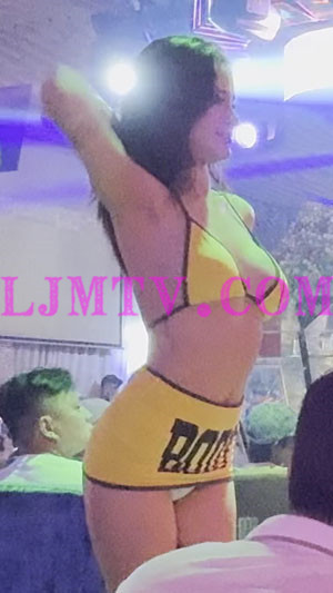 台上性感女dj台下黄色比基尼短裙的跳舞女郎-4K视频