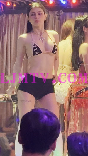 异域舞娘气质的吊带超小奶罩黑色短裤的纹身乳白过膝白靴-4K视频