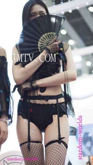 扇子诱惑2021深圳内衣展春-36性感美女糢特秀场夜色狐狸Show下着モデル