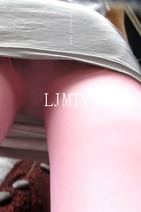大忽悠2014.5.26【街拍丝袜忽悠CD】忽悠网袜妖艳骚妇到她家中换穿丝袜揉脚和粉色丝袜产长腿骚货CD裤袜裆完全露出2014.5.26