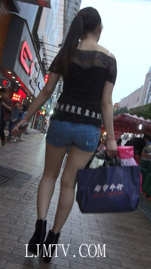 麋小鹿大师2013-2014街拍视频合集2-街拍牛仔热裤小少妇(1)