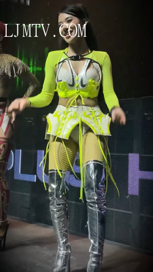 荧光色夜店领舞服的渔网袜银色过膝皮靴马尾美女