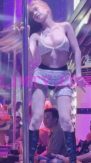 豹纹比基尼超短裙的黑皮靴黄发大尺度女ds-4K视频