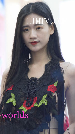 竟然和模特比身高2021深圳内衣展春-71夜色狐狸性感美女模特秀场Show下着