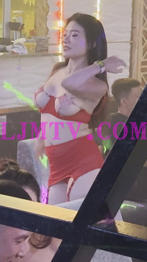 跑到顾客座位跳舞赚小费的细链胸贴红色绑带超短裙的典雅熟女-4K视频